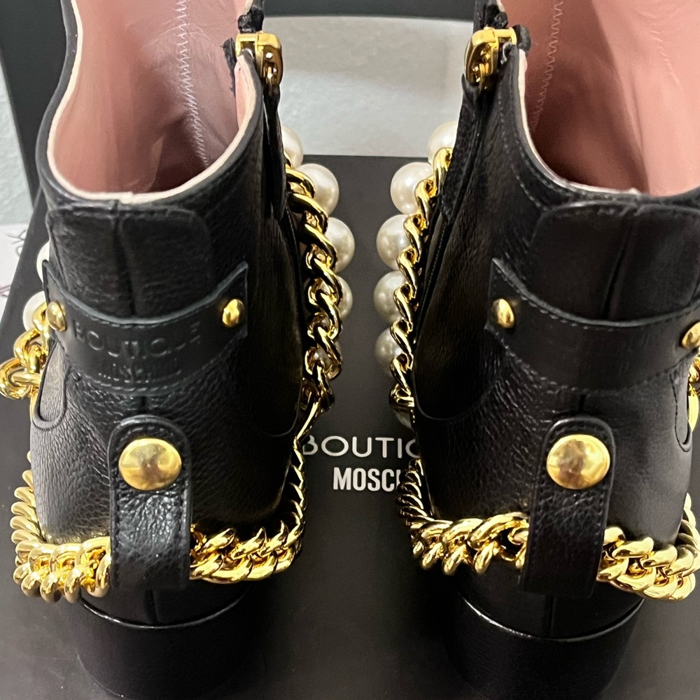 MOSCHINO BOUTIQUE NIB AUTHENTIC VINTAGE BLACK LEATHER & PEARL CHAIN BOOTS - Picture 6 of 16